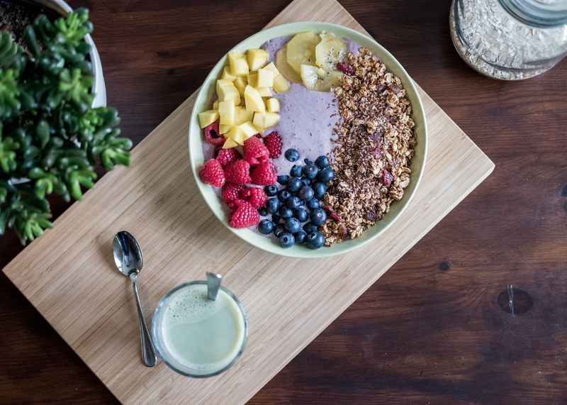 Blåbær yogurt med frugt og bær